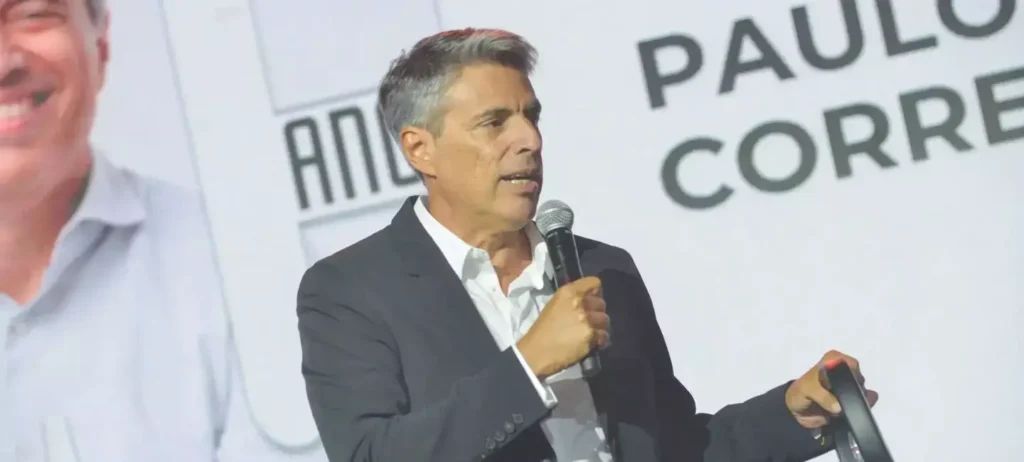 Paulo Correa, CEO da C&A, recebe homenagem em evento dos 30 anos da Consumidor Moderno.