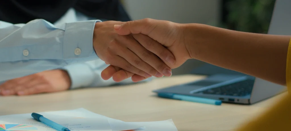 As parcerias entre marcas vão além da promoção. Elas criam experiências únicas, aumentando o engajamento e a lealdade do consumidor.