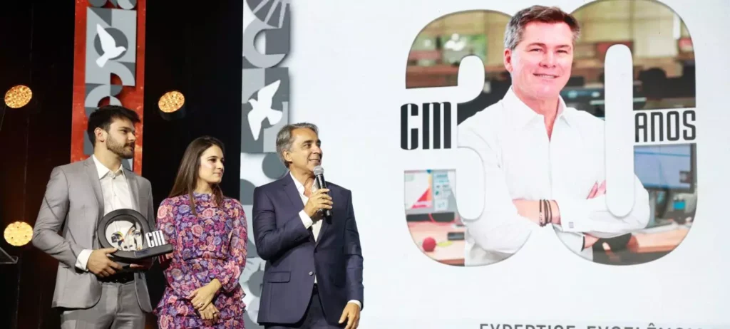 Antônio Guilherme Noronha e filhos de Cássio Azevedo recebem homenagem in memorian no aniversário de 30 anos da Consumidor Moderno.