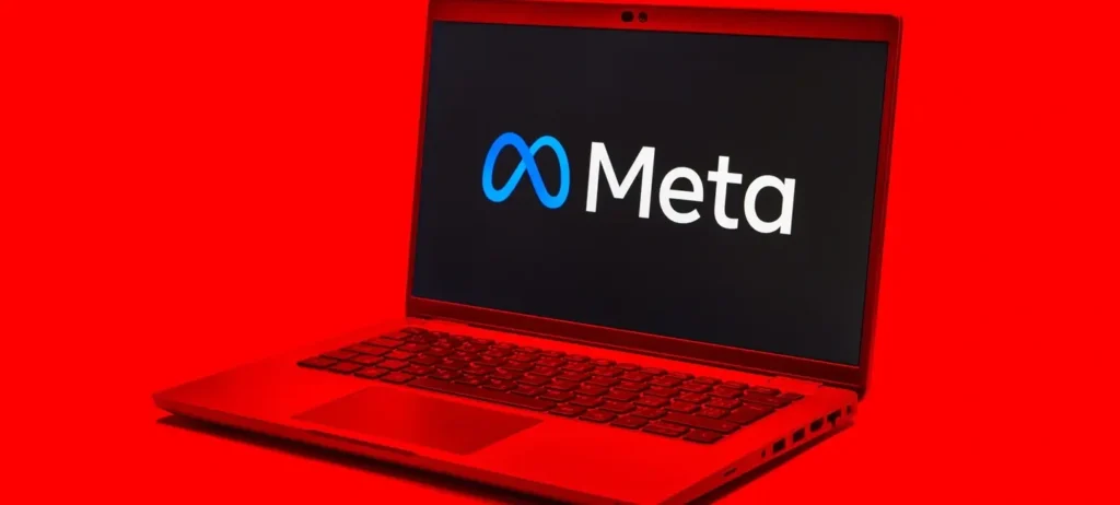 Logotipo da Meta AI em um estande da empresa durante um fórum econômico mundial, representando a estratégia de IA da Meta.