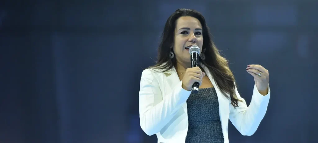 Agentes virtuais da Salesforce otimizam o atendimento do iFood