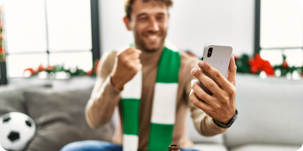 Torcedor vibra ao olhar para o celular