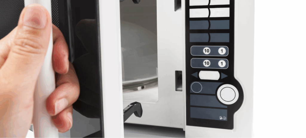 Forno de micro-ondas. Isolado no branco