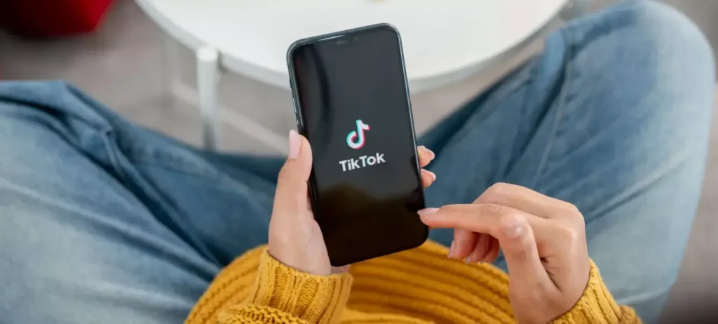 TikTok Shop une entretenimento e compras desafia marcas a repensarem estratégias de vendas e conexão com o público da plataforma.