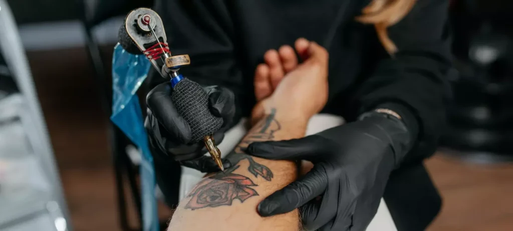 Resolução que proíbe uso de anestesia antes da realização de tatuagens acontece após a morte de um influenciador, em janeiro.