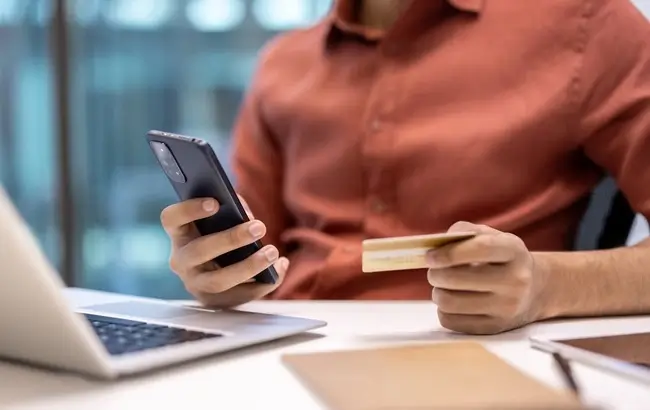 Plataformas ampliam o comércio digital com compras diretas em conversas e conteúdos, unindo conveniência, personalização e escala.