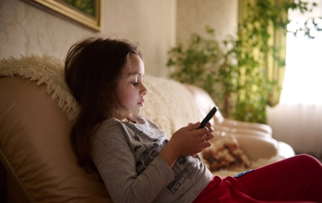 A promulgação do ECA Digital é um marco que foca na proteção e na segurança das crianças e adolescentes nas plataformas digitais.