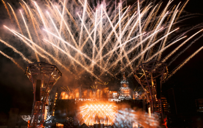 Fogos iluminam o céu da Cidade da Música durante o The Town 2025