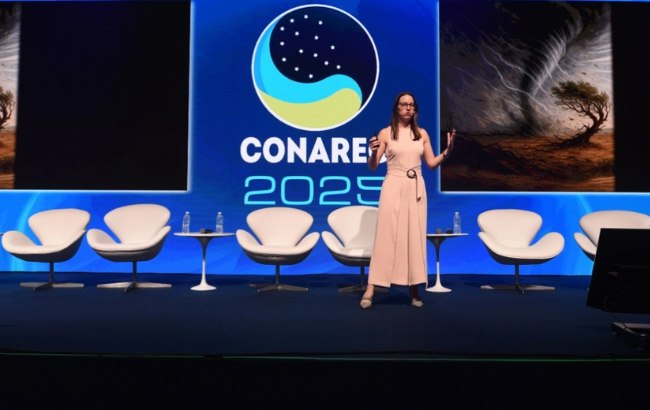 Colleen Fazio, Senior Analyst da Forrester Research, durante o CONAREC 2025