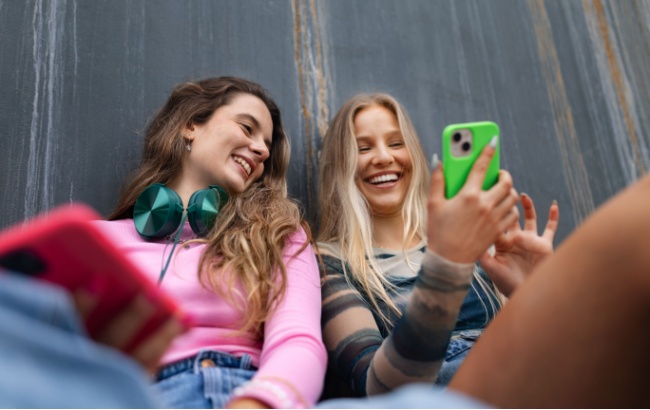 Conquistar a Geração Z vai além de publicações engessadas nas redes sociais; é preciso criar um senso de comunidade e surfar no humor e vulnerabilidade dessa turma.