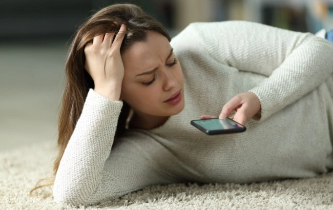 A startup suspende conversas abertas para proteger adolescentes, redirecionando a experiência para criação de conteúdo com IA.