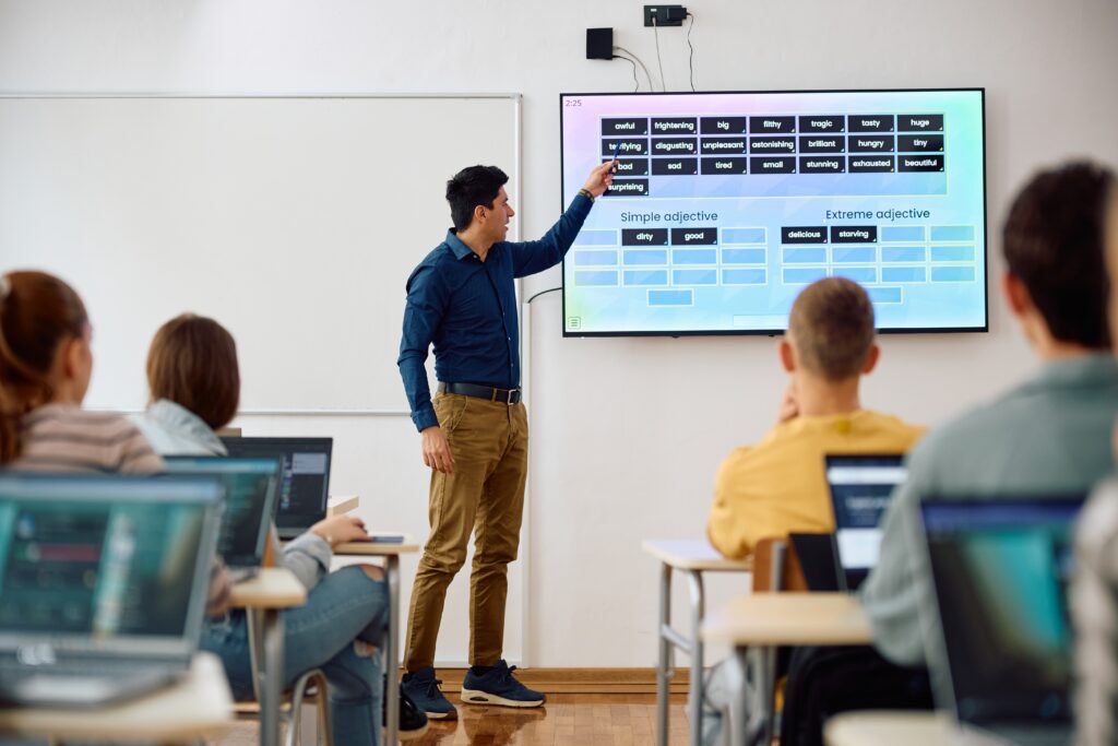 Estudo da OCDE mostra que mais da metade dos professores brasileiros já utiliza a tecnologia no ensino, mas aponta desigualdades.