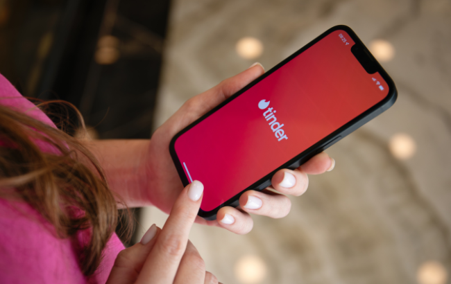 Novo recurso “Chemistry”, do Tinder, usa Inteligência Artificial para criar matches precisos e aumentar o engajamento da plataforma.