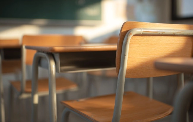 Estudo da ONG Todos Pela Educação revela os desafios na conclusão do Ensino Médio no Brasil, onde desigualdades impedem o seu avanço.