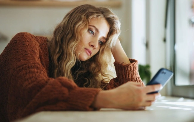 O Hinge aposta em conexões profundas para enfrentar o desgaste emocional dos usuários e o "dating burnout" que afeta a Geração Z.