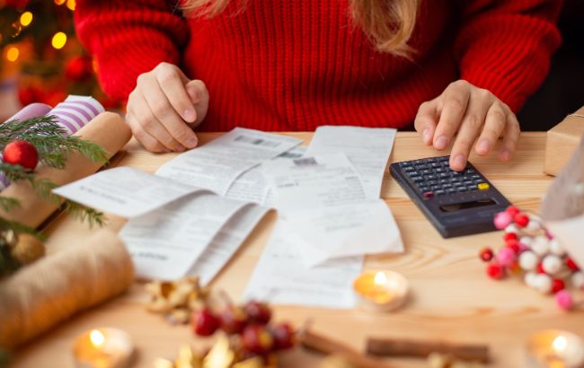 Levantamentos indicam que brasileiros mantêm a celebração, dividem despesas e priorizam meios de pagamento digitais no Natal.