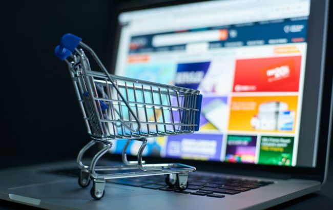 carrinho de supermercado em cima de notbook