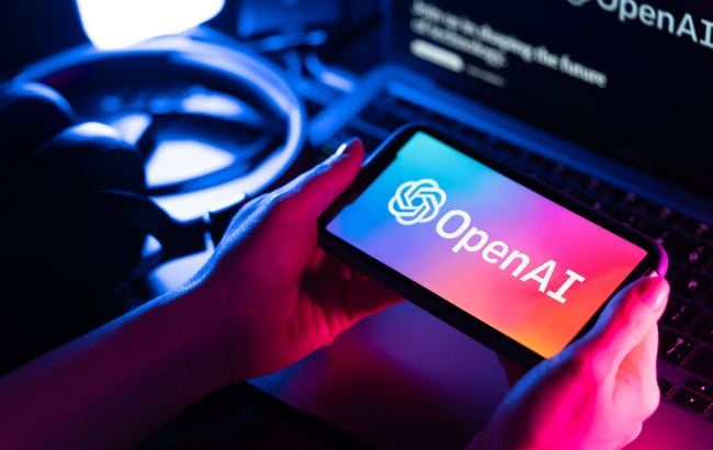 mão segurando celular com logo da OpenIA