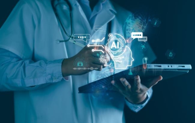 médico com jaleco branco manuseando tablet