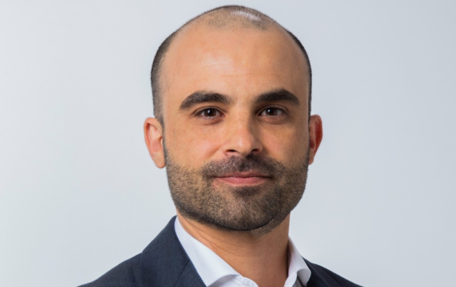 IA já impacta profissionais qualificados e pode ampliar desigualdade no Brasil. Especialista da ESPM analisa efeitos no trabalho, renda e consumo.