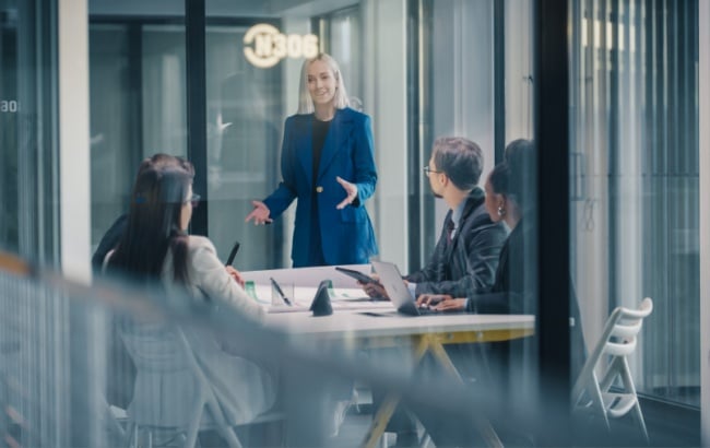 CTOs e lideranças de tecnologia femininas assumem protagonismo na adoção da IA nas empresas, definindo limites, governança e impacto na experiência do cliente.