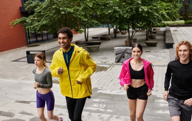 Quatro jovens fazendo atividades físicas