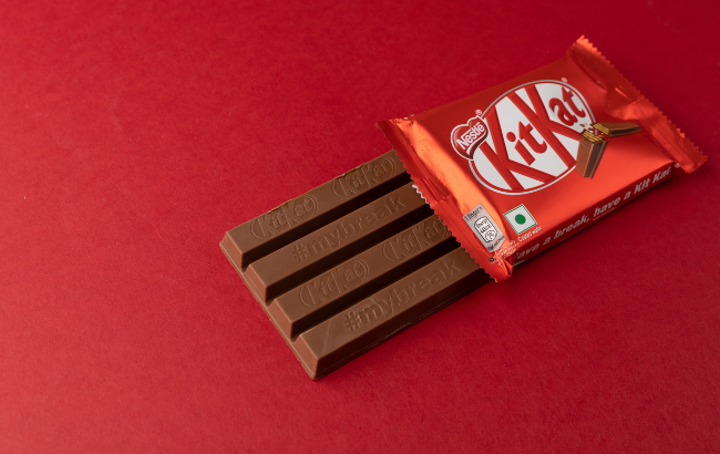 Com inovação que vai além do produto, KitKat ressignifica seu posicionamento clássico e reforça tendência crescente de “desconexão” como valor de consumo.