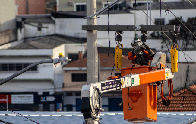 uncionária da Enel, empresa de energia de São Paulo, SP, faz manutenção na rede de alta voltagem que abastece a cidade de São Paulo.