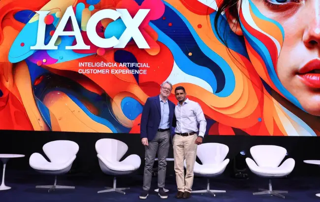 Carlos Sena, CEO da AIDA, e Marcel Moura, head de Inteligência, Projetos, Planejamento, Dados e CRM da Brasilseg, no IACX 2026.