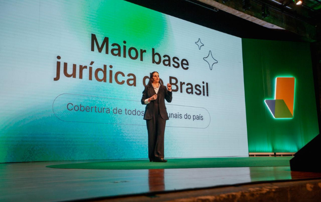 Daniela Panteliades explica como o JusIA busca acelerar a análise jurídica e melhorar a resposta ao consumidor. Foto: Divulgação/Jusbrasil.