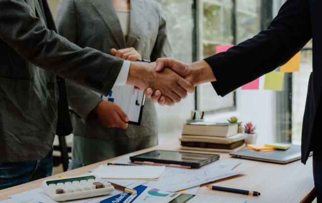 Movimentações de lideranças estratégicas refletem novos ciclos e foco em crescimento em empresas como Buser, Atacadão, Light e Época Cosméticos.