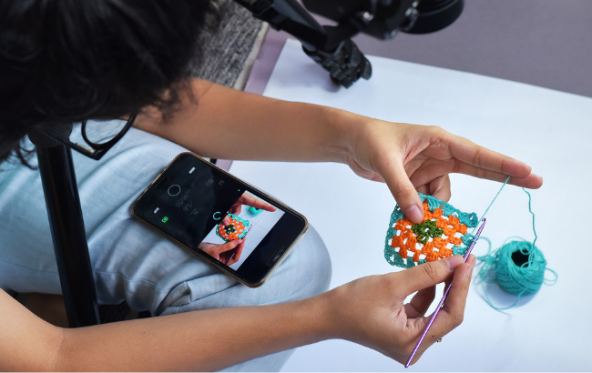 Geração Z busca nos hobbies analógicos uma forma de se desconectar das telas, ao mesmo tempo em que participa de uma comunidade digital.