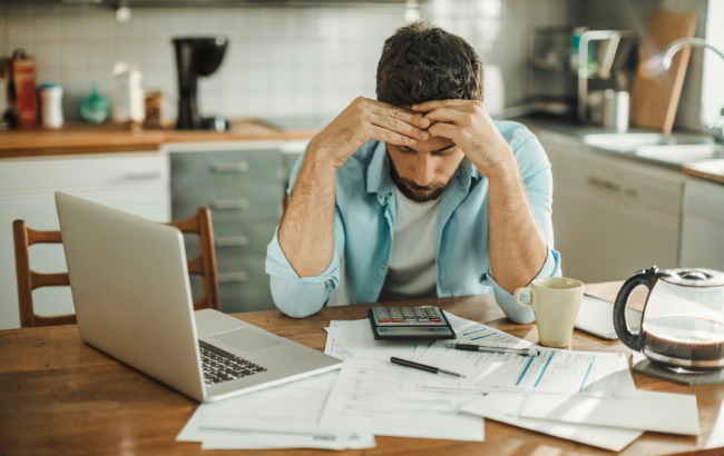 Com 81,7 milhões de inadimplentes e juros que ultrapassam 430% ao ano, o Brasil enfrenta uma nova era do endividamento.