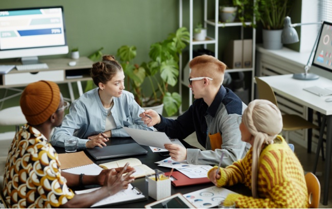 A Consumidor Moderno imaginou como seria se a GenZ liderasse uma reunião de CX – confira o resultado e o gabarito!