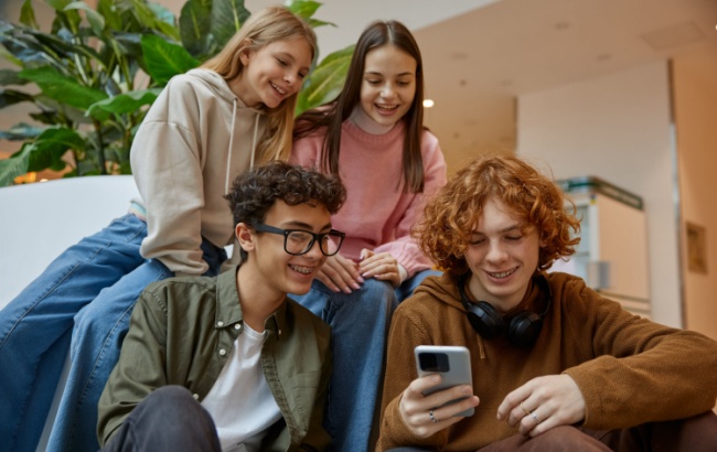 Estudo revela por que adolescentes rejeitam a publicidade tradicional e se conectam com o entretenimento, buscando pertencimento e escuta das marcas.