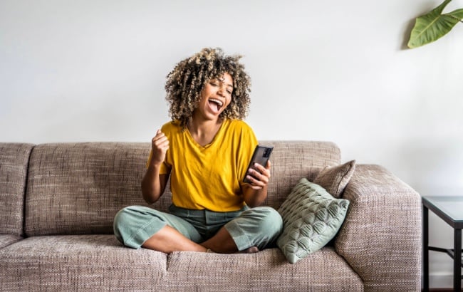 Entenda como dopamina, algoritmos e estratégias do e-commerce criam um ambiente de consumo digital impulsivo.