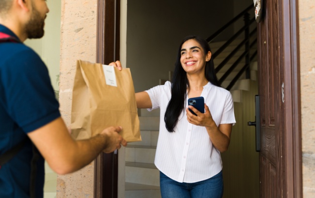 99Food, Keeta, iFood e Rappi apostam em logística, IA e novos modelos para reduzir a dependência de descontos no competitivo mercado de delivery.