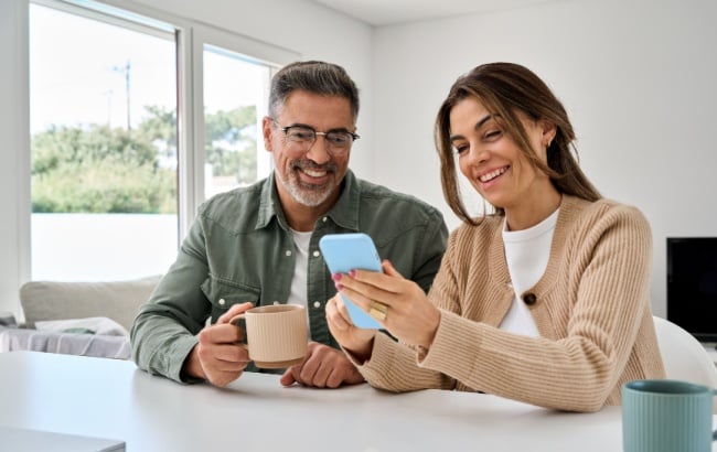 Com novo marketplace integrado ao app, companhia reforça movimento do setor em direção à personalização, conveniência e relacionamento contínuo com o cliente.