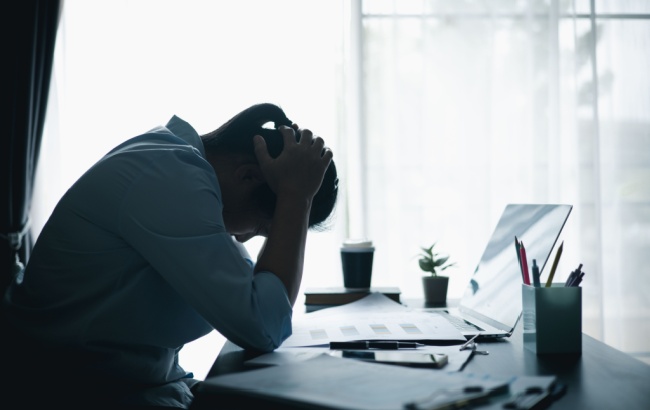 Nova fase da NR-1 e discussão sobre jornada 6x1 expõem o desafio de equilibrar produtividade, saúde mental e impacto no consumo.