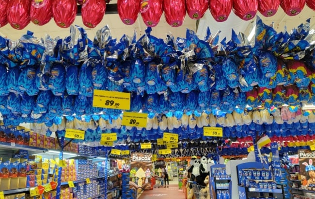 Ovos de Páscoa expostos em supermercado em São Paulo.