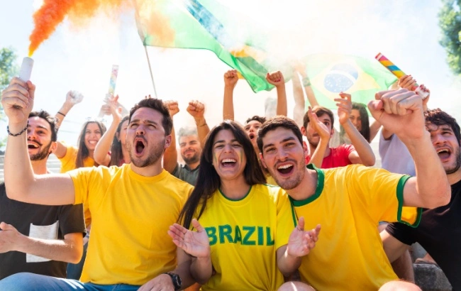 Nova página da Amazon reúne produtos e experiência para torcedores brasileiros, com cupons e curadoria de criadores de conteúdo