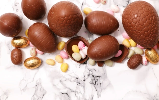 Nem todo chocolate é chocolate. A matéria mostra como produtos com pouca quantidade de cacau dominam a Páscoa, explica por que os preços dispararam e orienta o consumidor a ler rótulos, comparar valores e garantir seus direitos.