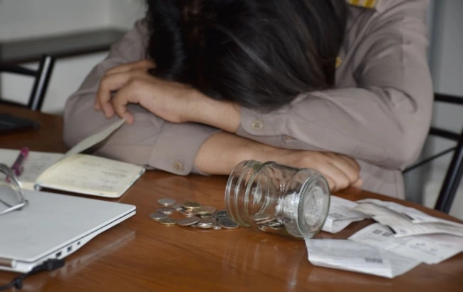 O crédito cresce, mas a dívida cresce mais. Entre contratos frágeis, juros elevados e falta de estratégia financeira, o brasileiro vive um cenário em que acessar dinheiro é fácil - difícil é sair do ciclo.