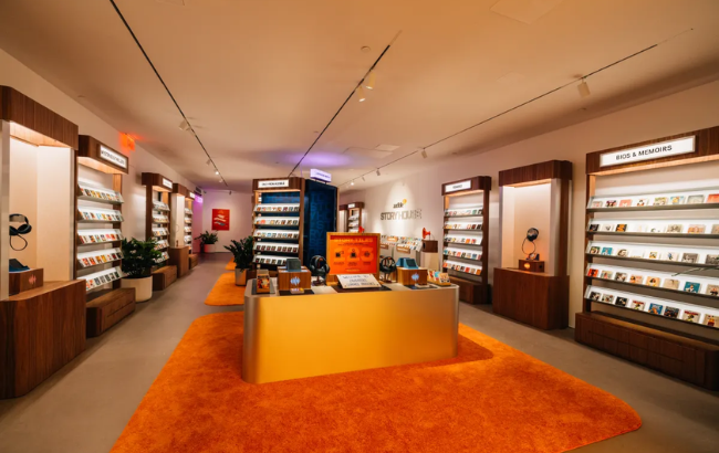Em Nova York, a Audible aposta em uma “bookstore” sem páginas impressas para transformar o consumo de histórias em uma experiência imersiva, social e sensorial.