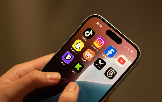 Decreto estabelece obrigações concretas para plataformas digitais, como a remoção de conteúdo criminoso e a proteção de mulheres contra violência online.