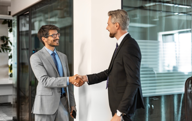 Empresas anunciam mudanças na liderança com novos executivos em cargos estratégicos de marketing, finanças, tecnologia e presidência.