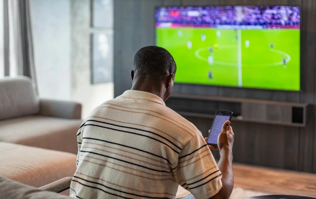 Um em cada três brasileiros ajusta o carrinho durante a Copa. Entenda como o torneio deve transformar consumo, compras online e promoções.