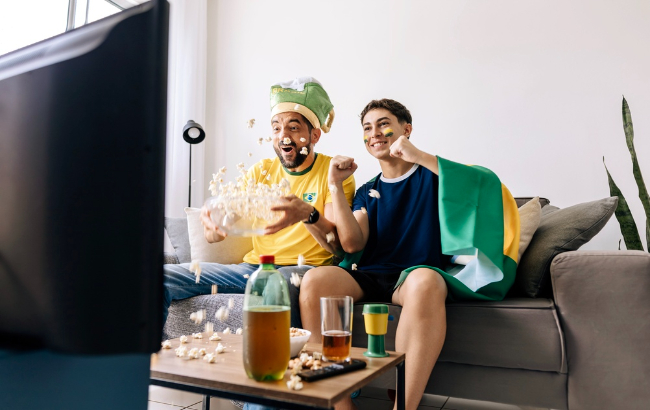 Com o Brasil em campo, especialistas alertam para compras impulsivas, parcelamentos longos e riscos financeiros durante a Copa do Mundo.