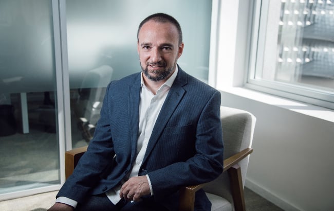 A transformação digital chegou ao saneamento. Nesta entrevista, Eduardo Mendes detalha como a Aegea utiliza tecnologia para aumentar a eficiência operacional, melhorar o atendimento aos consumidores e acelerar soluções voltadas à segurança hídrica, sustentabilidade e universalização dos serviços.