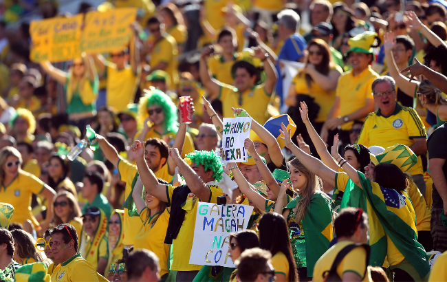 Torcedores brasileiros durante a cerimônia de abertura da Copa do Mundo de 2014, na Neo Química Arena, em São Paulo.